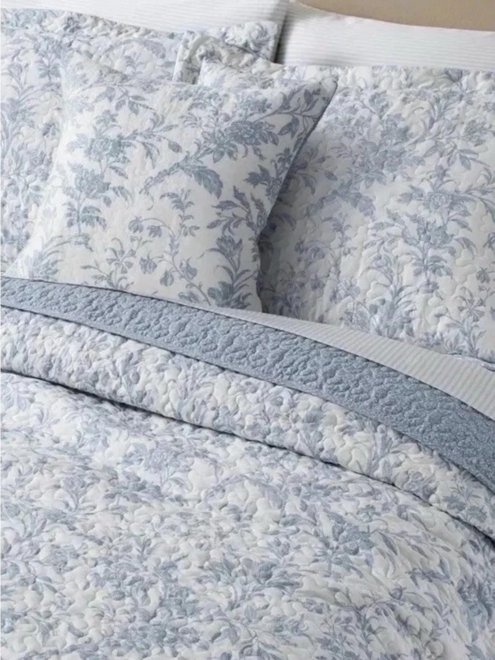 Elegant 4-Piece King Blue Amberley Floral Quilt Set Reversible Bonus ThrowPillow